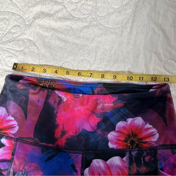 Velocity women’s floral patterned workout leggings size Medium - Picture 2 of 5